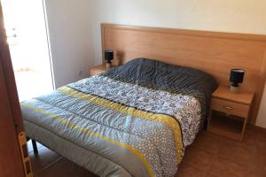 เตียงในห้องที่ Moriani-Plage : Résidence en bord de mer