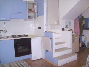 eine Küche mit blauen Schränken und einer Treppe darin in der Unterkunft Villa Caposuvero Calabria in La Taverna