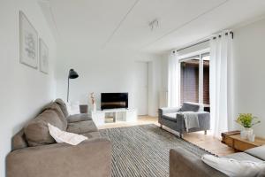 ein Wohnzimmer mit einem Sofa und einem TV in der Unterkunft Vakantiewoning Seaewald in Zeewolde
