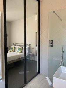 Phòng tắm tại Loraia Design Rooms +35 ảnh