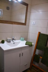 un baño con lavabo y espejo en Casa da Nonô, en Coímbra