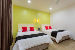Rúm í herbergi á Capital O Oaxaca Guest Hotel