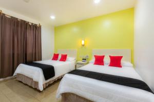 Kama o mga kama sa kuwarto sa Capital O Oaxaca Guest Hotel