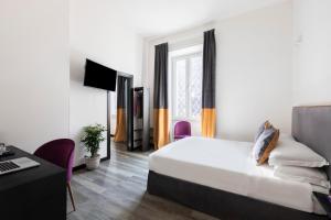 ein Hotelzimmer mit einem Bett und einem Schreibtisch in der Unterkunft Residenza Vaticano by Hili in Rom