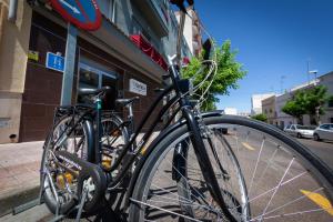 un par de bicicletas estacionadas fuera de un edificio en Vettonia Hotel en Mérida