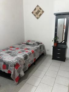 1 dormitorio con cama, tocador y espejo en Habitación privada en casa de familia cerca del CC VIVA Envigado, en Itagüí