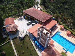 una vista aérea de una casa con piscina en Paraíso Tropical en Aguadas