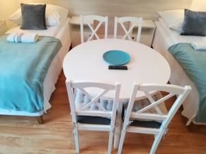 スバジェボにあるPokoje gościnne Jutrzenkaのベッド2台付きの客室で、小さなテーブルと椅子が備わります。