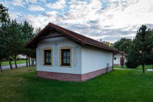 利普托斯基米库拉斯Chatka TATRALANDIA 439的绿草丛中的一个小房子 更多2张照片