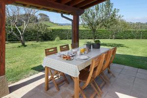 una mesa con un plato de comida en el patio en Casa Rural La Palmera - Landetxea, en Lasarte