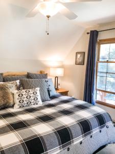 1 dormitorio con cama y ventana en Riverfront Mountain Cottage Retreat, en Estes Park