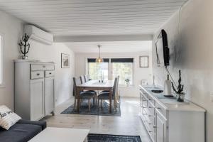 eine Küche und ein Esszimmer mit einem Tisch und Stühlen in der Unterkunft Lake cottage near Isaberg in Åsenhöga