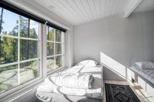Poschodová posteľ alebo postele v izbe v ubytovaní Lake cottage near Isaberg
