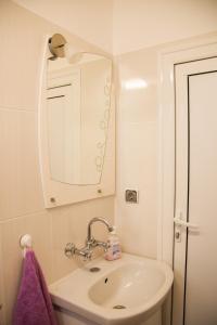 bagno con lavandino e specchio di вила Топи a Kaloyanovo