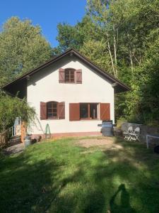 Blick auf ein Haus mit Garten in der Unterkunft Waldhaus Sommerau in Sommerau