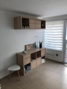 une pièce avec un bureau, une chaise et une fenêtre dans l'établissement Terrasses de Malmedy Studio 331-BOLY, à Malmedy