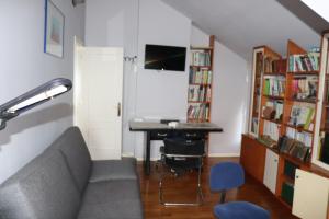 ein Wohnzimmer mit Couch und Schreibtisch in der Unterkunft Mar y Montaña en Las Rías Baixas in Gondomar