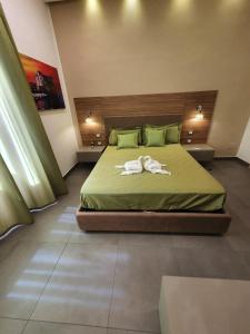 um quarto com uma cama com duas toalhas em QUEEN MEDINA Centro Storico em Nápoles