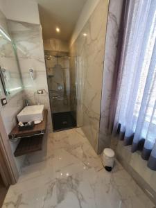 bagno con lavandino e doccia di QUEEN MEDINA Centro Storico a Napoli