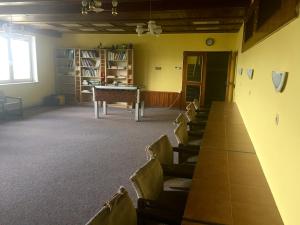 Cette chambre comprend une table de ping-pong et des chaises. dans l'établissement Chata Ostrá Ostravice, à Ostravice