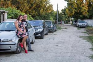 Kaloyanovo的住宿－вила Топи，坐在汽车上的男人和女人
