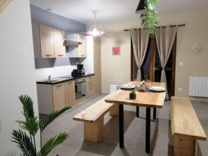 Kuchyň nebo kuchyňský kout v ubytování Gîte le Petit Crocq avec SPA privatif