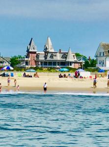 un grupo de personas en una playa cerca del agua en Angel of the Sea Bed and Breakfast, en Cape May