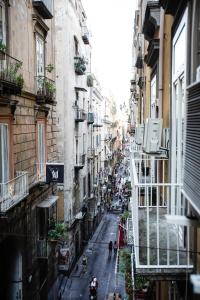 Una vista de un callejón con gente caminando por una calle en NAP Hostel Spaccanapoli, en Nápoles