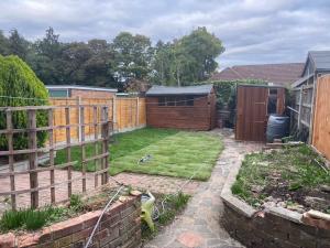 a garden with a fence and a yard at Charming Victoria Conversion Flat in Brentwood with a Garden & Free Parking in Brentwood