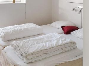 2 camas con mantas blancas encima en Holiday home Gråsten LXVIII, en Gråsten