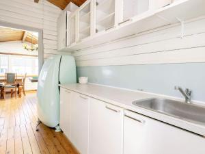 La cuisine est équipée d'un évier et d'un réfrigérateur. dans l'établissement 16 person holiday home in Ulfborg, à Ulfborg