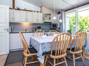 - une cuisine et une salle à manger avec une table et des chaises dans l'établissement Holiday home Augustenborg II, à Augustenborg