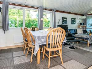 - une salle à manger avec une table et des chaises dans l'établissement Holiday home Augustenborg II, à Augustenborg