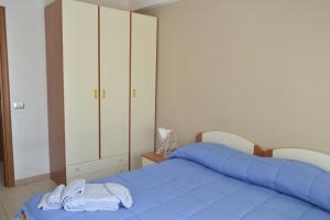 Letto o letti in una camera di D&D case vacanze Corinto