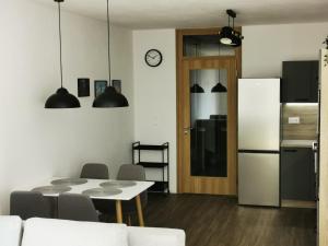 Kuchyňa alebo kuchynka v ubytovaní Apartmán Mlýnská Strouha