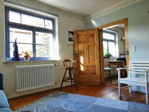 Sala de estar con puerta y mesa en charmantes Apartment Siebenschläfer über Café 7, en Weida