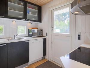 una cucina con lavandino e forno a microonde di 6 person holiday home in J gerspris a Hornsved