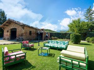 un grupo de sillas y sofás en un patio en Belvilla by OYO Fattoria 15, en Amandola