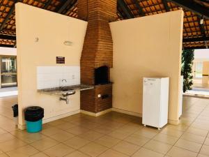 a kitchen with a sink and a stove at Apto a 3 minutos do Thermas!! in Olímpia