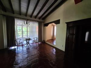 クエルナバカにあるHotel Casa Colonial - Adults Onlyのテーブルと椅子と窓のあるリビングルーム