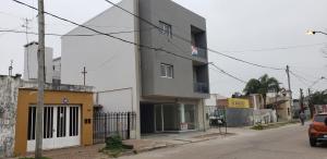 un bâtiment situé sur le côté d'une rue dans l'établissement Departamento Santo Tome centrico, à Santo Tomé