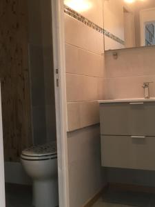 La salle de bains est pourvue de toilettes et d'un lavabo. dans l'établissement Le Clos des May, à Meylan