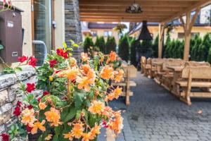 Restauracja lub miejsce do jedzenia w obiekcie Dunajecki Dworek