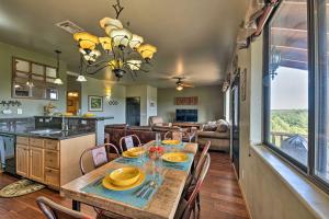 jadalnia i kuchnia ze stołem i krzesłami w obiekcie Show Low Retreat with Deck, Grill and Mountain Views w mieście Show Low