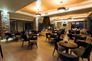 restauracja ze stołami i krzesłami w pokoju w obiekcie Iberis Hotel w mieście Siátista