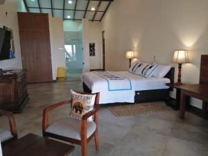 Postel nebo postele na pokoji v ubytování Arhimser Villa-superb 4 bedroom beachfront for 8 in Ranna, Tangalle, BB, pool, free pick up for 7 night stays arriving together, serviced, taxes included