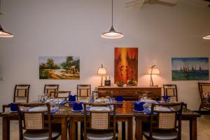 Restaurace v ubytování Arhimser Villa-superb 4 bedroom beachfront for 8 in Ranna, Tangalle, BB, pool, free pick up for 7 night stays arriving together, serviced, taxes included