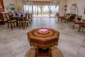 Posezení v ubytování Arhimser Villa-superb 4 bedroom beachfront for 8 in Ranna, Tangalle, BB, pool, free pick up for 7 night stays arriving together, serviced, taxes included
