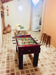 een kamer met een tafel met een spel erop bij MEU PEDACINHO DO CÉU um lugar para se desconectar in São Francisco Xavier