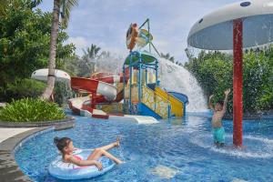 two children are playing in a water park at Grand Hyatt Sanya Haitang Bay Resort and Spa in Sanya